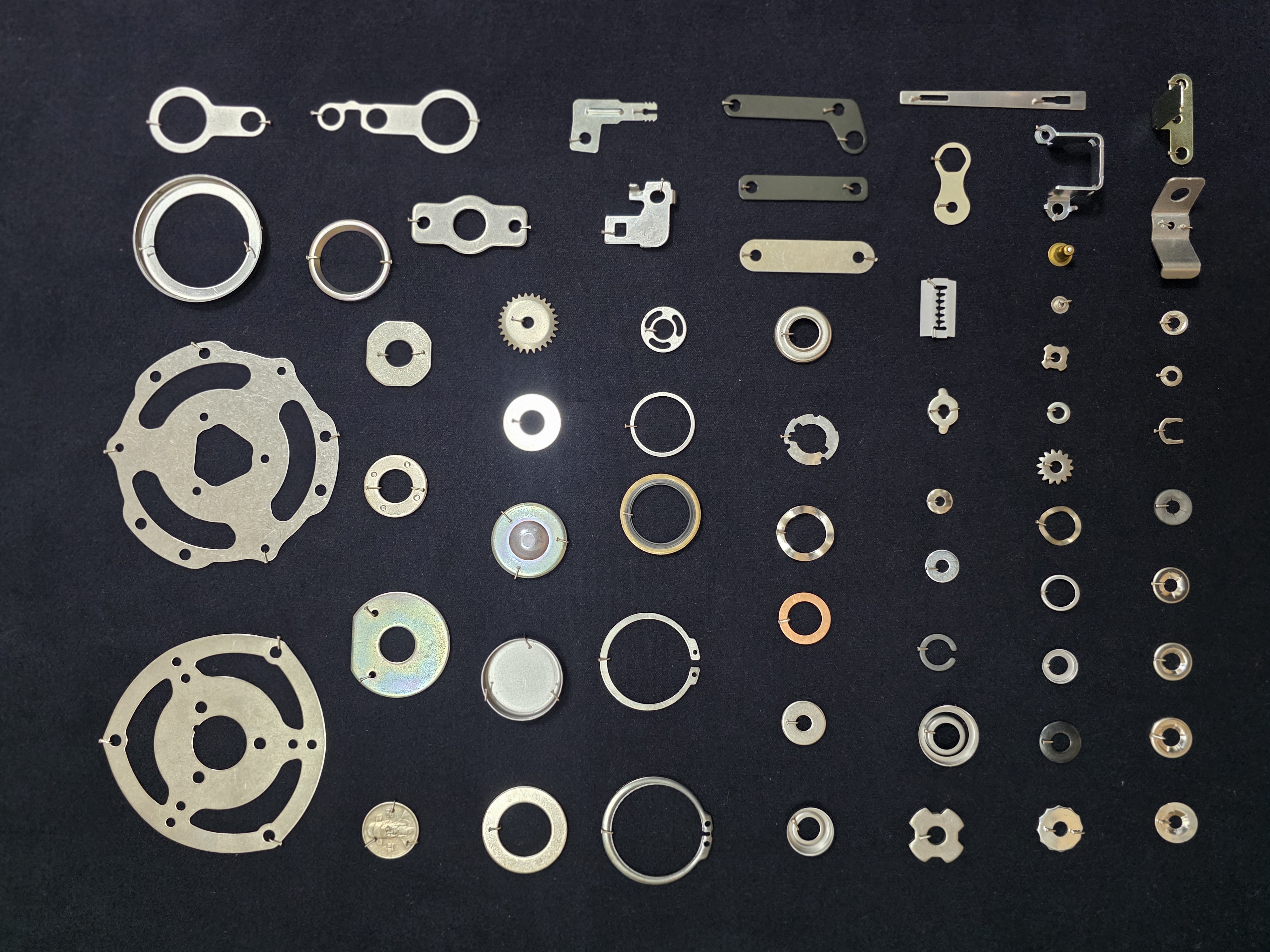 다양한 자동차 부품 및 정밀 금속 부품 컬렉션