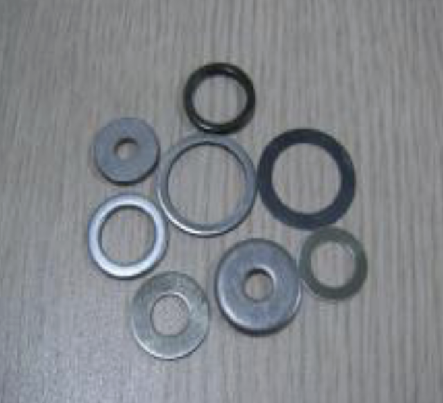 다양한 크기와 재질의 정밀 와셔 컬렉션